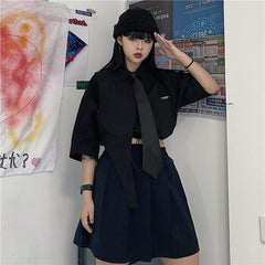 Conjunto de egirl: camisa corta asimétrica con corbata