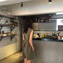 Mono elegante holgado sin mangas gris y negro