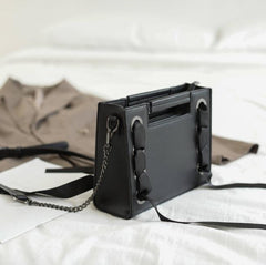 Elegante bolso de hombro pequeño negro con correa de cadena fina y cinta