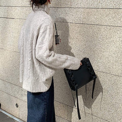 Elegante bolso de hombro pequeño negro con correa de cadena fina y cinta