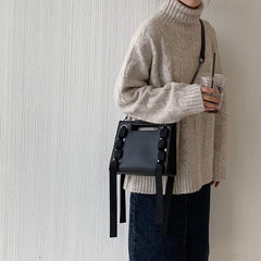 Elegante bolso de hombro pequeño negro con correa de cadena fina y cinta