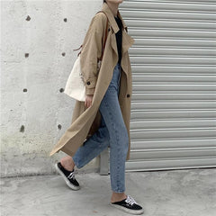 Elegante gabardina larga vintage de doble botonadura