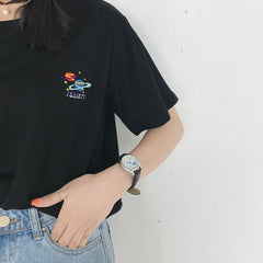 Camiseta de algodón blanca y negra con bordado de planetas