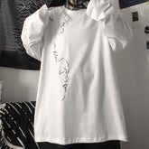 Camisa holgada blanca y negra con estampado de líneas y perfiles de caras