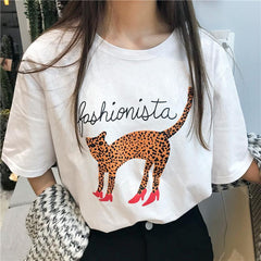 Camiseta con estampado de leopardo y tacones de Fashionista