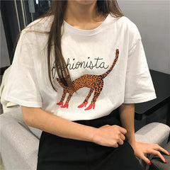 Camiseta con estampado de leopardo y tacones de Fashionista