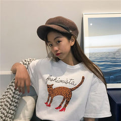 Camiseta con estampado de leopardo y tacones de Fashionista