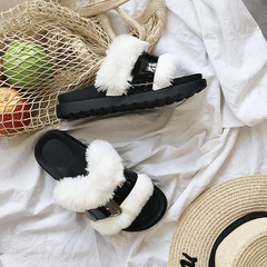 Sandalias planas de piel sintética con hebilla brillante