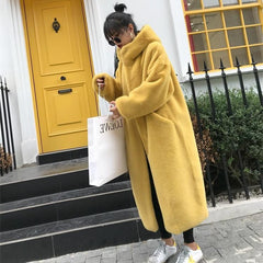 Abrigo largo con capucha de piel sintética en colores lisos