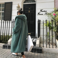 Abrigo largo con capucha de piel sintética en colores lisos