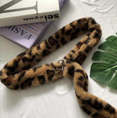Cinturón largo de piel sintética de cordero con estampado de leopardo