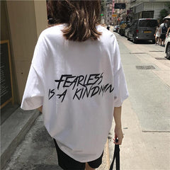 Camiseta oversize blanca y negra con estampado de letras "Fearless"