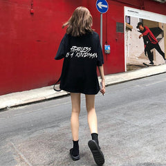 Camiseta oversize blanca y negra con estampado de letras "Fearless"