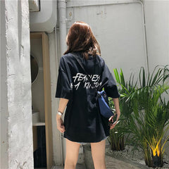 Camiseta oversize blanca y negra con estampado de letras "Fearless"