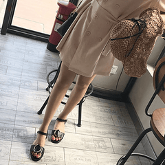 Flache, minimalistische Sandalen aus Leder mit runder Metallschnalle vorne