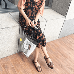 Flache, minimalistische Sandalen aus Leder mit runder Metallschnalle vorne