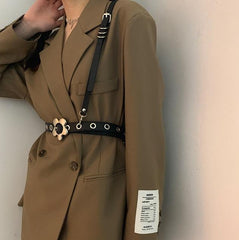 Cinturón de piel sintética negra con hebilla de flor