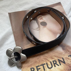 Cinturón de piel sintética negra con hebilla de flor