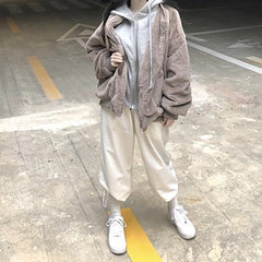 Chaqueta cálida con capucha y bolsillo en el pecho de piel sintética esponjosa