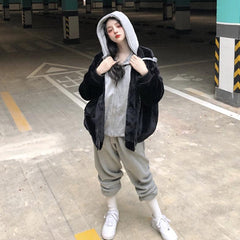 Chaqueta cálida con capucha y bolsillo en el pecho de piel sintética esponjosa