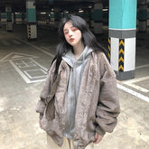 Chaqueta cálida con capucha y bolsillo en el pecho de piel sintética esponjosa