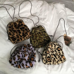 Bolso de hombro con estampado de leopardo y piel sintética esponjosa