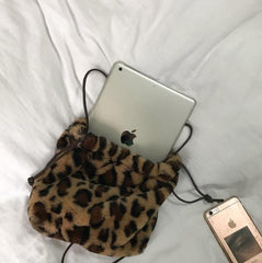 Bolso de hombro con estampado de leopardo y piel sintética esponjosa