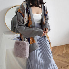 Bolso de hombro cuadrado suave de piel sintética esponjosa con cadena fina