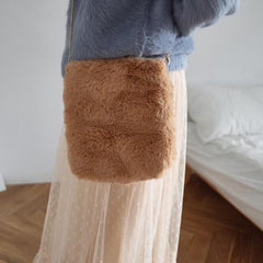 Bolso de hombro cuadrado suave de piel sintética esponjosa con cadena fina