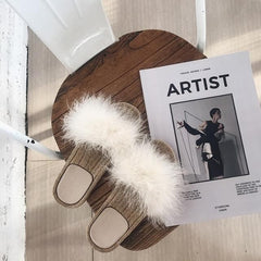 Flauschige Kunstfell-Korbsandalen in Schwarz, Weiß und Rosa