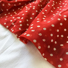 Blusa holgada con volantes de lunares negros y rojos