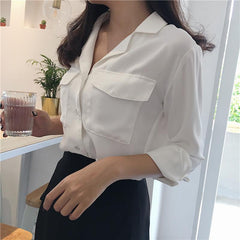 Blusa elegante de gasa azul y blanca con bolsillos delanteros