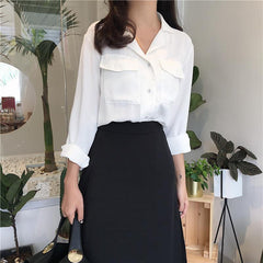 Blusa elegante de gasa azul y blanca con bolsillos delanteros