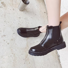 Botas negras enormes con cremallera frontal