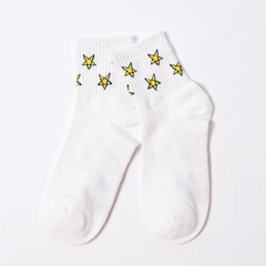 Calcetines blancos con estampados divertidos de corazones y estrellas en los tobillos