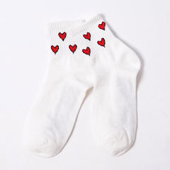 Calcetines blancos con estampados divertidos de corazones y estrellas en los tobillos