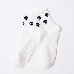 Calcetines blancos con estampados divertidos de corazones y estrellas en los tobillos