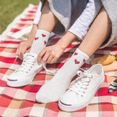 Calcetines blancos con estampados divertidos de corazones y estrellas en los tobillos