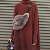 Bolso de hombro estilo cinturón de piel esponjosa de color gris