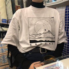 Camiseta blanca holgada con estampado de baloncesto y paisaje futurista