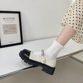 Sandalias con cadena y banda de perlas en la puntera, color blanco cremoso brillante y negro