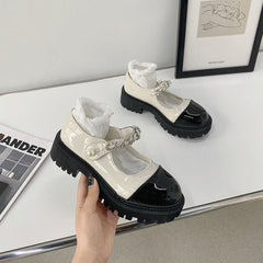 Sandalen mit glänzendem, cremeweißem und schwarzem Zehenbereich und Perlenband