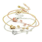 Pulsera fina y elegante con cadena de rosas en oro, plata y rosa