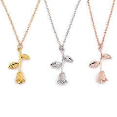 Collar elegante de cadena fina con flor de rosa en oro, plata y rosa