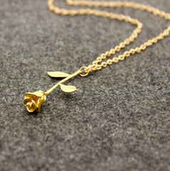 Collar elegante de cadena fina con flor de rosa en oro, plata y rosa