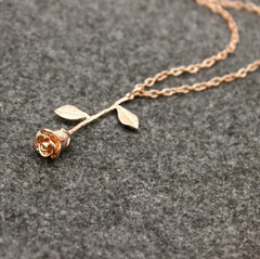 Collar elegante de cadena fina con flor de rosa en oro, plata y rosa