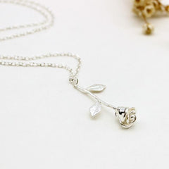 Collar elegante de cadena fina con flor de rosa en oro, plata y rosa