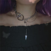 Collar de cadena de plata con mosquetón y corazón de estética gótica