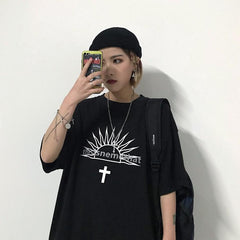 Camiseta negra extragrande con estampado de letras de estilo gótico