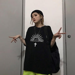 Camiseta negra extragrande con estampado de letras de estilo gótico